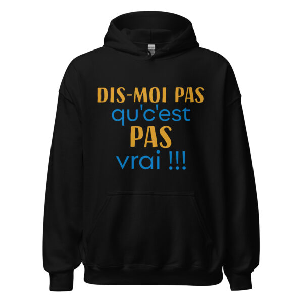 Sweat à capuche "Dis-moi pas qu'c'est pas vrai !" Ce sweat à capuche reprend l'une des répliques les plus cultes de la sitcom H, prononcée par le personnage hilarant de Djamel. Parfait pour les fans de cette série comique inoubliable, ce sweat allie confort et nostalgie tout en affichant votre humour avec style !