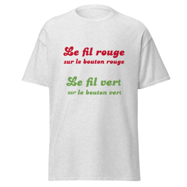 "Le fil rouge sur le bouton rouge, le fil vert sur le bouton vert." Ce t-shirt reprend l'une des répliques les plus cultes de La 7ème Compagnie. Parfait pour les fans de cette comédie emblématique, il ajoute une touche d'humour et de nostalgie à votre look, tout en rendant hommage à cette scène légendaire.