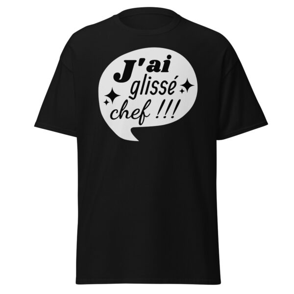 "J'ai glissé, chef !!!" Ce t-shirt reprend l'une des répliques les plus mémorables de La 7ème Compagnie. Idéal pour les fans de cette comédie culte, il ajoute une touche d'humour et de légèreté à votre look, tout en rendant hommage à cette scène mythique du cinéma français.