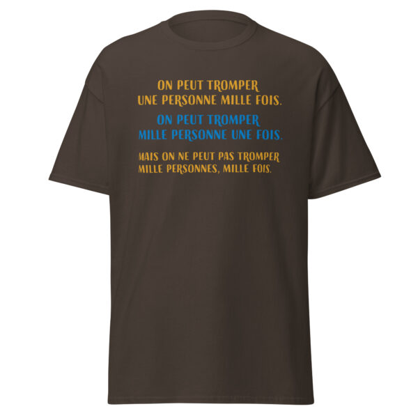 T-shirt "On peut tromper une personne mille fois..." Ce t-shirt reprend la réplique culte de La Cité de la Peur, le film culte de les Nuls. Idéal pour les fans de cette comédie décalée, il ajoute une touche d'humour intelligent à votre look tout en célébrant l’esprit unique de ce classique du cinéma français.