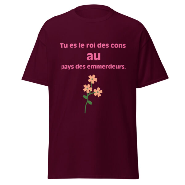 Revivez l’humour piquant du film "Nos jours heureux" avec ce t-shirt qui met en avant l’une des phrases les plus mémorables du film. Conçu pour les fans de comédies françaises, ce t-shirt allie confort et style tout en faisant un clin d'œil à ceux qui apprécient les répliques cinglantes et drôles. Un incontournable pour afficher votre amour du cinéma avec une touche d'humour.