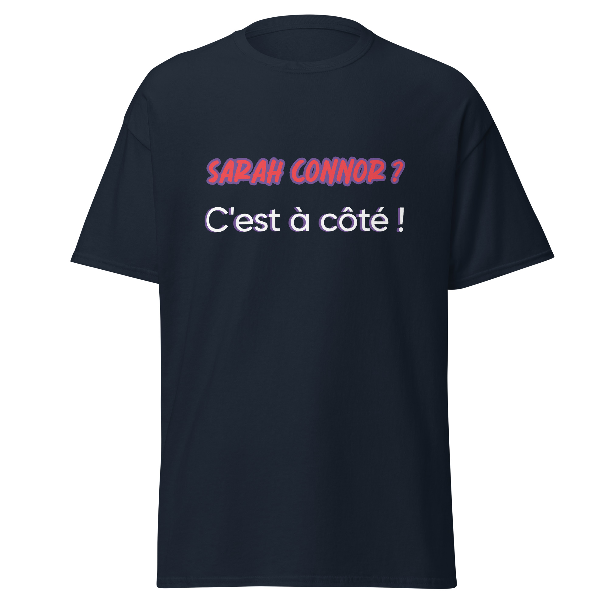 "Sarah Connor ? C'est à côté." Ce t-shirt capture l'humour absurde et culte de La Cité de la Peur des Nuls. Parfait pour les fans de cette comédie inoubliable, il apporte une touche décalée et pleine de fun à votre look tout en rendant hommage à ce grand classique du cinéma français.