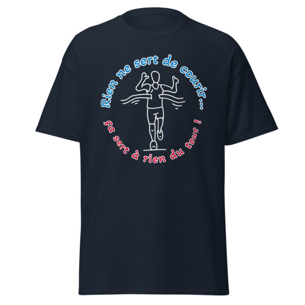 "Rien ne sert de courir... ça sert à rien du tout !" Un t-shirt amusant pour ceux qui préfèrent prendre la vie avec humour et tranquillité. Idéal pour afficher votre philosophie anti-stress avec une touche de dérision !