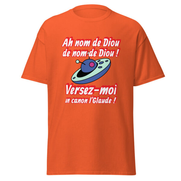 "Ah nom de Diou de nom de Diou ! Versez-moi un canon, l'Glaude !" Ce t-shirt reprend une réplique culte du film La Soupe aux Choux, avec Louis de Funès et Jacques Villeret. Parfait pour les fans de cette comédie inoubliable, il ajoute une touche d'humour et de nostalgie à votre look, tout en rendant hommage à cette scène légendaire du cinéma français.