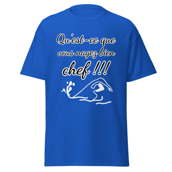 "Qu'est-ce que vous nagez bien, chef !!!" Ce t-shirt reprend une réplique culte de La 7ème Compagnie, parfait pour les fans de cette comédie incontournable. Avec une touche d'humour et de nostalgie, il rend hommage à l'esprit décalé et hilarant du film tout en apportant du fun à votre look !