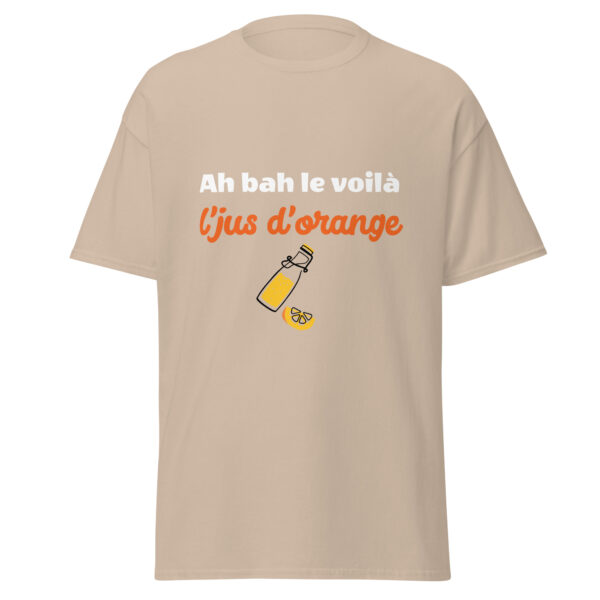 Optez pour ce t-shirt unique, hommage à la réplique culte "Ah bah le voilà l'jus d'orange" tirée du film légendaire La Cité de la Peur. Avec cette phrase imprimée sur l’avant, vous afficherez votre amour pour ce classique du cinéma français tout en ajoutant une touche d'humour à votre style. Conçu dans un coton doux et confortable, ce t-shirt est parfait pour les fans inconditionnels du film qui souhaitent faire sourire autour d'eux. Un clin d'œil incontournable à porter en toute occasion !