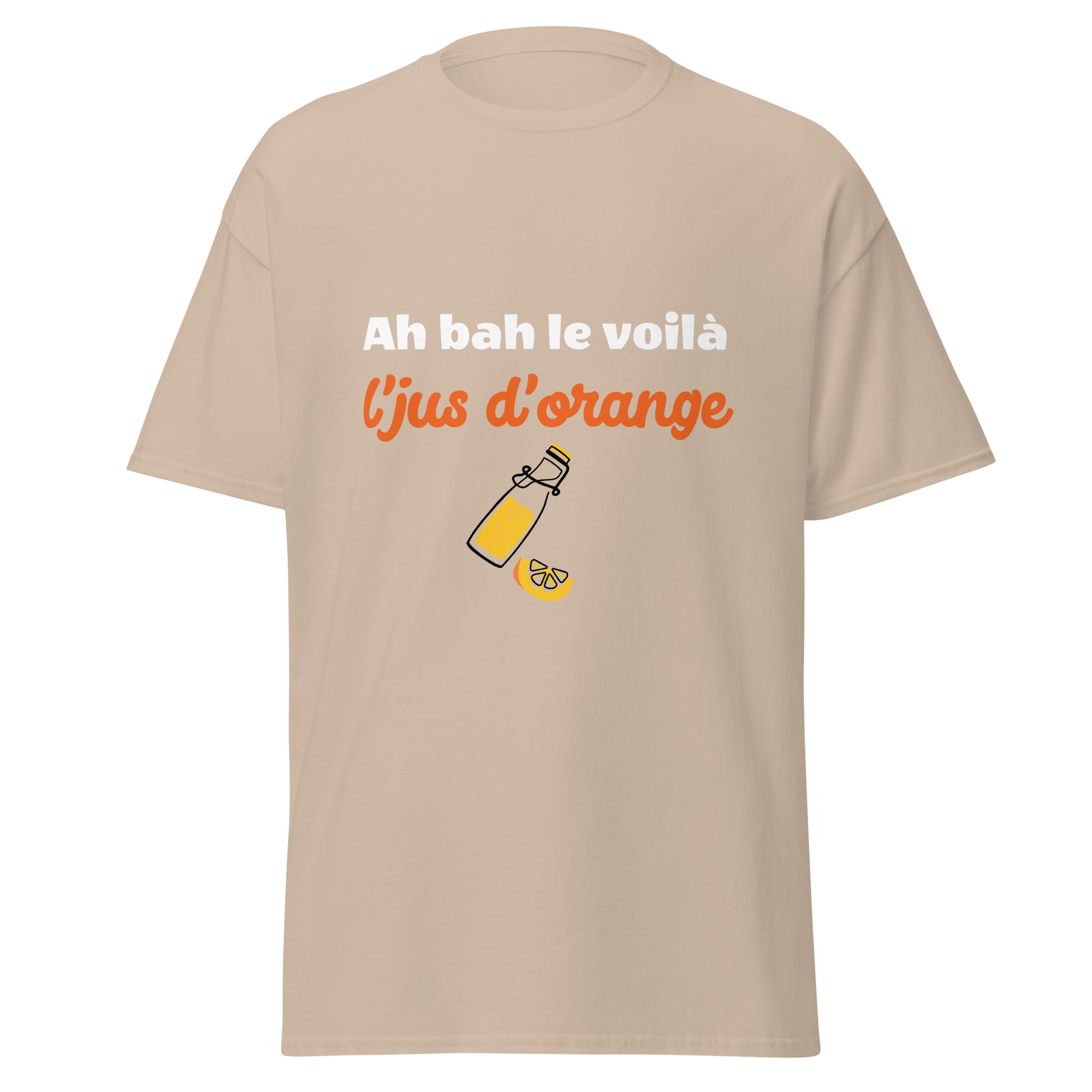 Optez pour ce t-shirt unique, hommage à la réplique culte "Ah bah le voilà l'jus d'orange" tirée du film légendaire La Cité de la Peur. Avec cette phrase imprimée sur l’avant, vous afficherez votre amour pour ce classique du cinéma français tout en ajoutant une touche d'humour à votre style. Conçu dans un coton doux et confortable, ce t-shirt est parfait pour les fans inconditionnels du film qui souhaitent faire sourire autour d'eux. Un clin d'œil incontournable à porter en toute occasion !