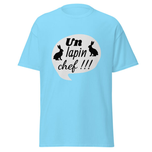 "Un lapin, chef !!!" Ce t-shirt reprend l'une des répliques les plus cultes de La 7ème Compagnie. Parfait pour les fans de cette comédie légendaire, il apporte une touche d'humour et de nostalgie à votre look, tout en rendant hommage à cette scène inoubliable du cinéma français.