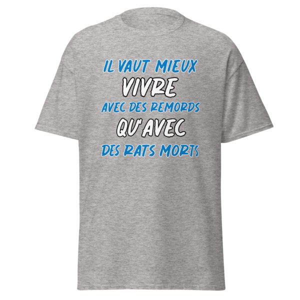 "Il vaut mieux vivre avec des remords qu'avec des rats morts." Ce t-shirt humoristique joue avec les mots pour offrir une touche d'humour décalé. Parfait pour ceux qui aiment les blagues piquantes et originales, il ajoute du fun et de la légèreté à votre look tout en vous faisant sourire !