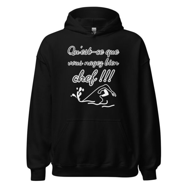 "Qu'est-ce que vous nagez bien, chef !!!" Ce sweat à capuche reprend l'une des répliques les plus emblématiques de La 7ème Compagnie. Idéal pour les fans de cette comédie culte, il allie confort et humour, tout en rendant hommage à cette scène hilarante du cinéma français. Parfait pour rester bien au chaud avec style !