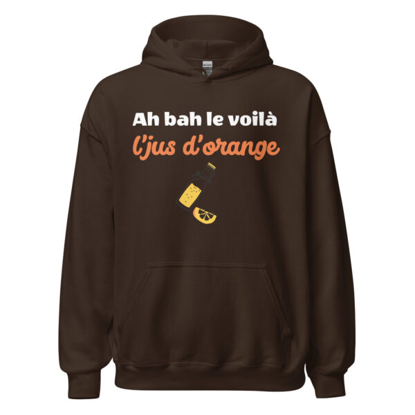 Choisissez ce sweat à capuche unique inspiré de La Cité de la Peur avec l'incontournable réplique "Ah bah le voilà l'jus d'orange" imprimée à l'avant. En plus d'ajouter une touche d'humour à votre look, ce sweat en coton doux et chaud est parfait pour les journées décontractées. Avec sa coupe moderne et confortable, il saura séduire les fans du film tout en vous garantissant style et originalité. Un clin d'œil humoristique qui ne manquera pas de faire sourire les amateurs de répliques cultes !