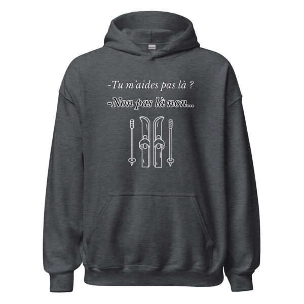 "Tu m'aides pas là ? Non, pas là non..." Ce sweat à capuche reprend une réplique hilarante des Bronzés font du ski, idéale pour les fans de cette comédie culte. Alliant confort et humour, ce sweat vous permet de rester bien au chaud tout en affichant un clin d'œil à l’esprit décalé du film.