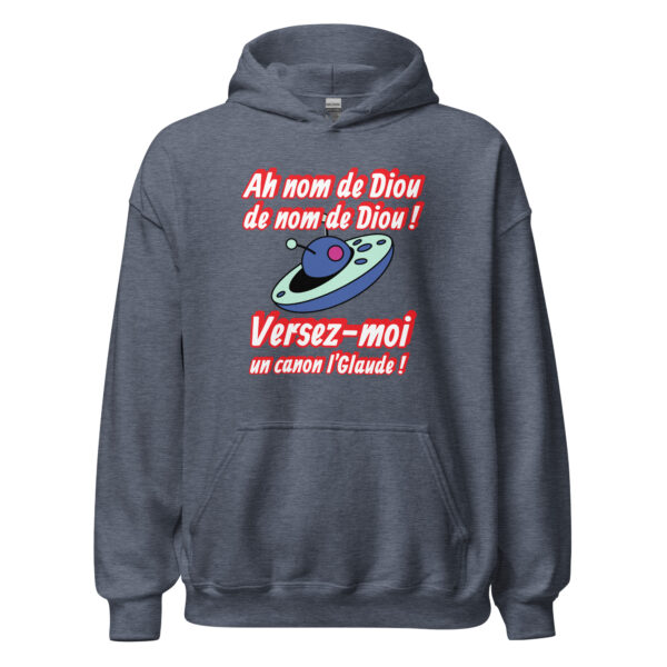 "Ah nom de Diou de nom de Diou ! Versez-moi un canon, l'Glaude !" Ce sweat à capuche célèbre l'une des répliques cultes de La Soupe aux Choux, avec Louis de Funès et Jacques Villeret. Confortable et rempli d'humour, il est parfait pour les fans de cette comédie légendaire qui souhaitent allier style et nostalgie tout en restant bien au chaud.