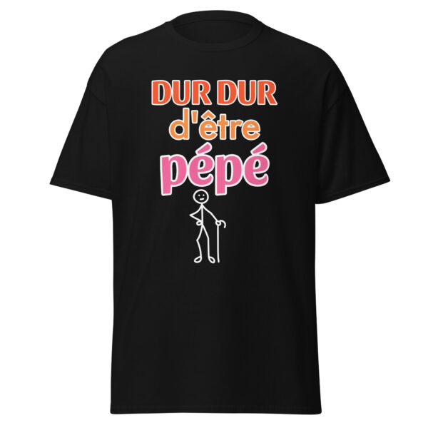 "Dur dur d'être pépé" Ce t-shirt humoristique, idéal pour les papys, revisite avec humour la célèbre chanson de Jordi. Parfait pour offrir ou se faire plaisir, il apporte une touche de dérision et de fun tout en célébrant le charme des grands-pères avec style !