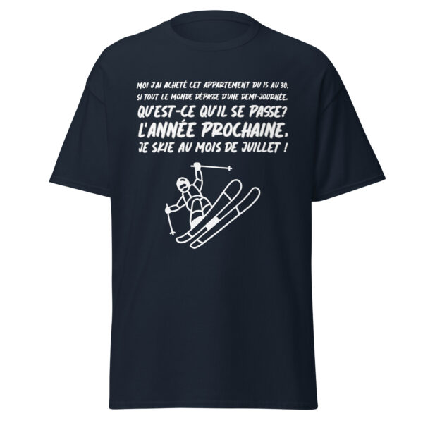 "Moi j'ai acheté cet appartement du 15 au 30, si tout le monde dépasse d'une demi-journée, qu'est-ce qu'il se passe ? L'année prochaine, je skie au mois de juillet." Ce t-shirt reprend la réplique culte de Gérard Jugnot lors de la scène d'arrivée dans l'appartement dans Les Bronzés font du ski. Parfait pour les fans de cette comédie culte, il apporte une touche d'humour et de nostalgie à votre style, en hommage à ce moment inoubliable du film.