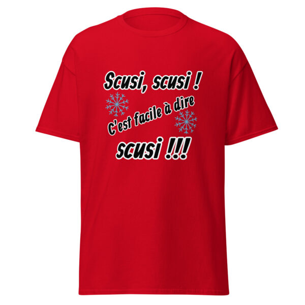 "Scusi, scusi, c'est facile à dire scusi !!!" Ce t-shirt rend hommage au regretté Michel Blanc dans Les Bronzés font du ski, avec l'une des répliques les plus cultes du film. Parfait pour les fans de cette comédie inoubliable, il apporte une touche d'humour et de nostalgie à votre style, tout en célébrant cette scène hilarante dans le chalet.