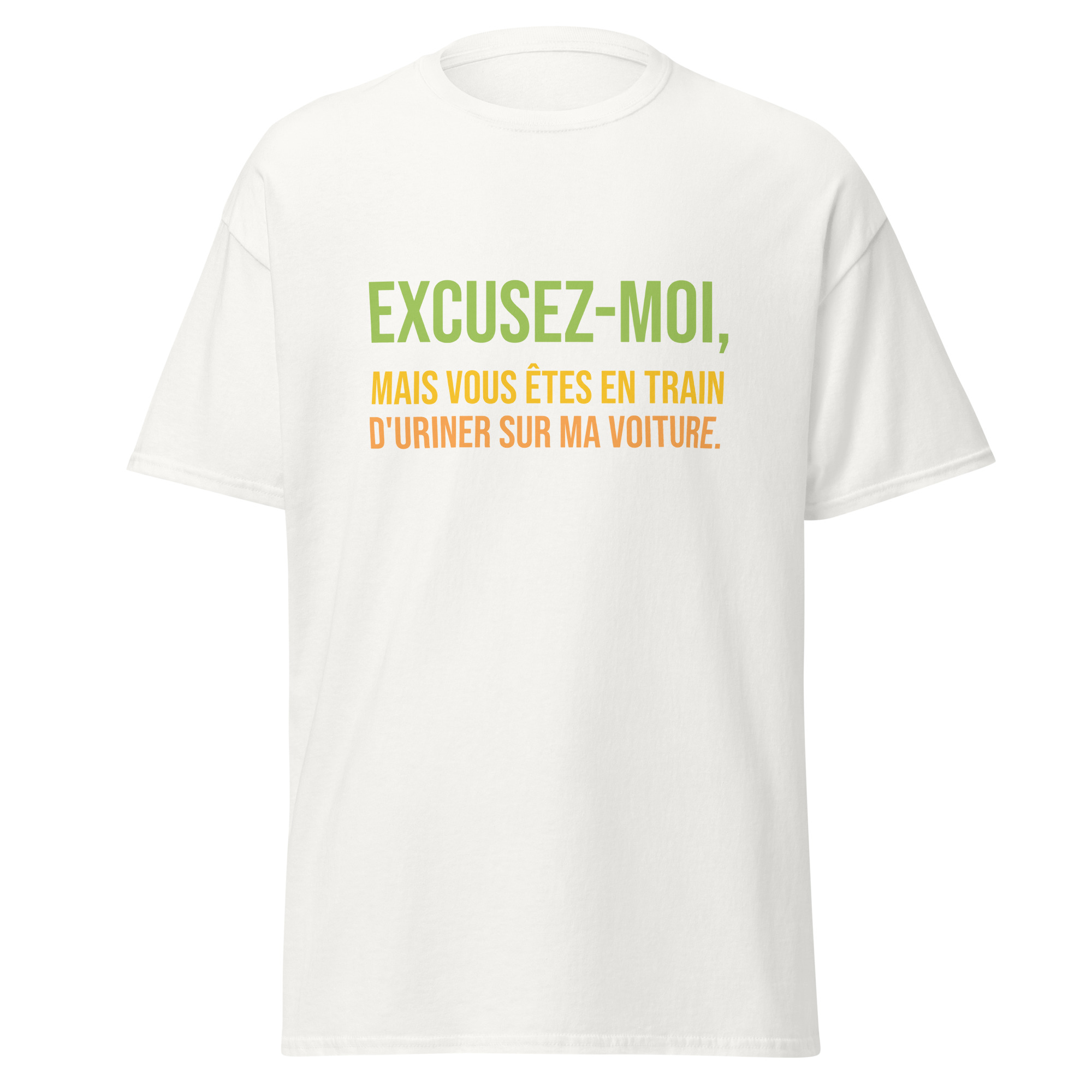 "Excusez-moi, mais vous êtes en train d'uriner sur ma voiture." Ce t-shirt reprend la réplique culte de Bruno Moynot à Gérard Jugnot dans Les Bronzés font du ski. Parfait pour les fans de cette comédie culte, il ajoute une touche d'humour décalé et nostalgique à votre style, en hommage à cette scène inoubliable.