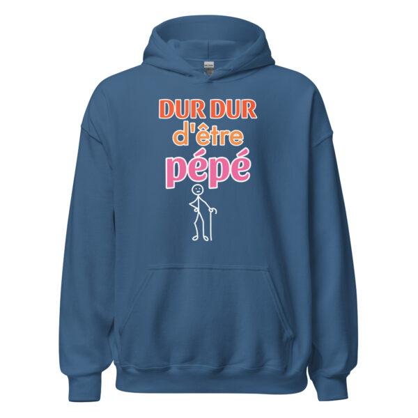 "Dur dur d'être pépé" Ce sweat à capuche humoristique, parfait pour les papys, revisite avec humour la fameuse chanson de Jordi. Alliant confort et autodérision, il est idéal pour ceux qui veulent afficher leur humour tout en restant bien au chaud et stylé.