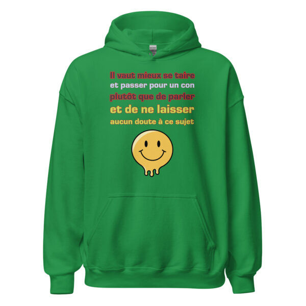 "Il vaut mieux se taire et passer pour un con, plutôt que de parler et de ne laisser aucun doute sur le sujet." Ce sweat à capuche reprend l'une des répliques les plus acérées de Pierre Desproges. Idéal pour les fans d'humour caustique et réfléchi, il allie confort et esprit mordant, parfait pour un look à la fois stylé et intelligent.