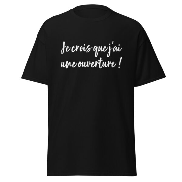 Affichez votre amour pour les comédies cultes avec ce t-shirt reprenant la célèbre réplique de Michel Blanc dans Les Bronzés : "Je crois que j'ai une ouverture." Parfait pour les fans de répliques légendaires, ce t-shirt humoristique ajoute une touche de légèreté et d'humour à votre tenue quotidienne. Idéal pour faire sourire autour de vous et raviver les souvenirs des scènes hilarantes du film.