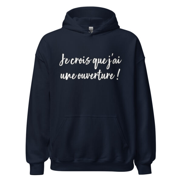 Affichez la célèbre réplique de Michel Blanc dans Les Bronzés : "Je crois que j'ai une ouverture." Ce sweat à capuche humoristique est parfait pour les fans de comédies françaises cultes. Confortable et stylé, il ajoute une touche de légèreté et d'humour à votre quotidien tout en rappelant les scènes mythiques du film. Une pièce idéale pour les nostalgiques et amateurs de répliques mémorables !